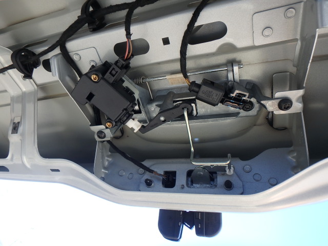 VWポロのリアハッチが開かなくなる事件（その５）強制解錠レバー装着編